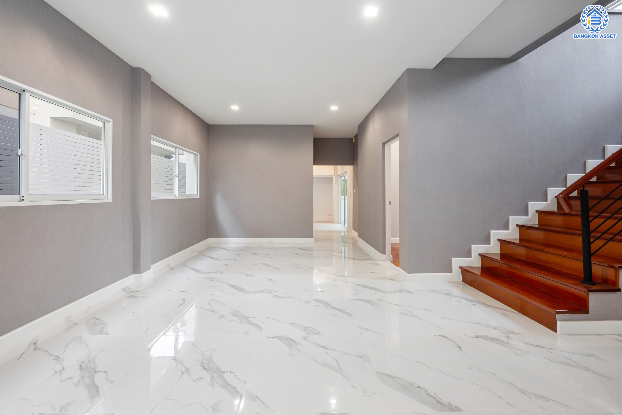 บ้านมือสองตกแต่งใหม่ แบรนด์สุดหรูจาก SC ASSET ม.บางกอกบูเลอวาร์ด สาทร-ปิ่นเกล้า ถนนเมน เนื้อที่ 72.7 ตร.ว. กว้างขวางบนพื้นที่ใช้สอยกว่า 311 ตร.ม. ฟังก์ชันจัดเต็ม 4 ห้องนอน 4 ห้องน้ำ (ห้องนอนทุกห้องมีห้องน้ำในตัว) จอดรถได้ 3 คัน บนทำเลใจกลางราชพฤกษ์ ใกล้ทางด่วน "ศรีรัช" พร้อมเชื่อมสู่สาทร-ปิ่นเกล้า ได้อย่างรวดเร็ว